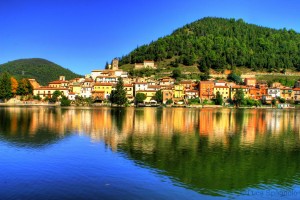 Paese di Piediluco , direttamante sul Lago